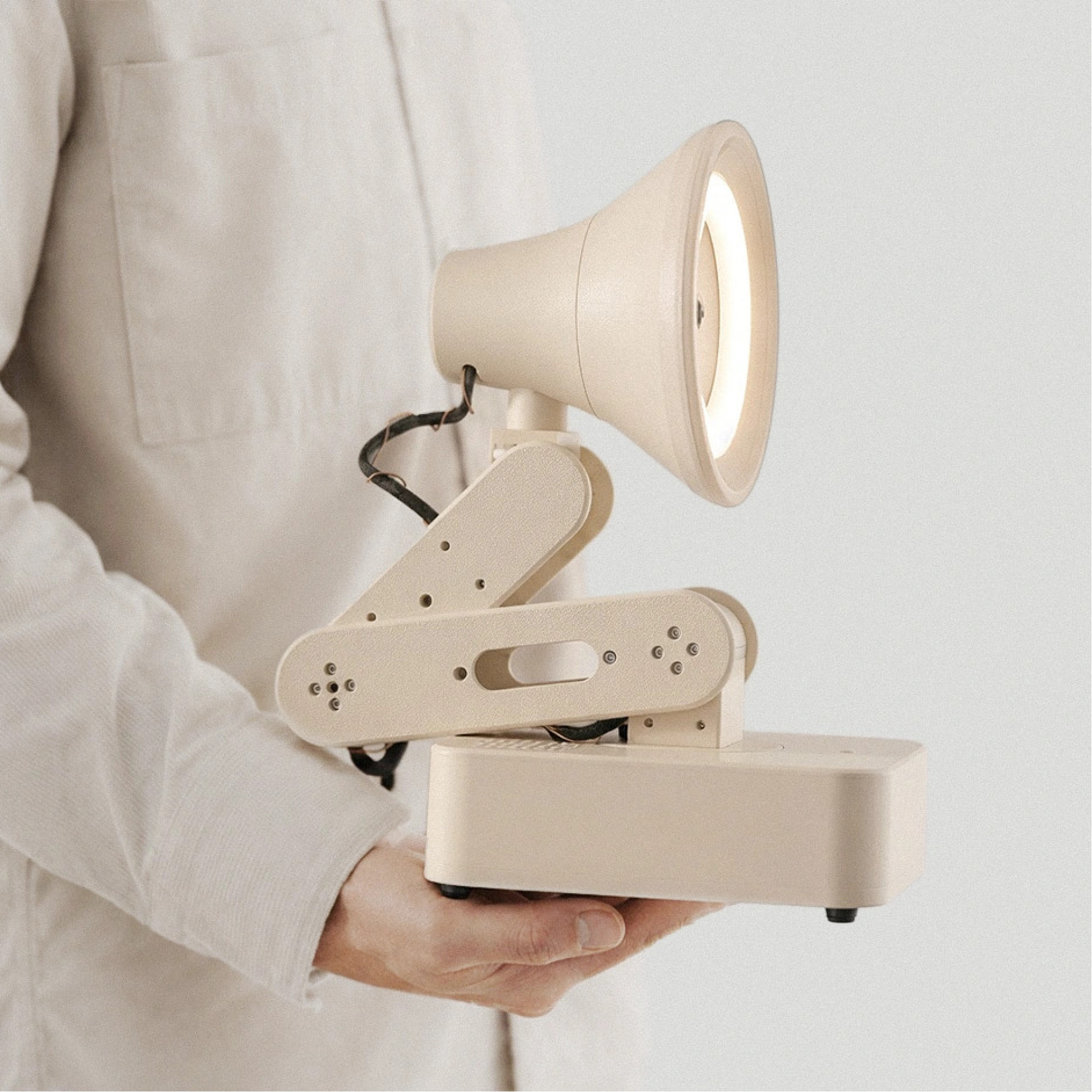 ИИ-робот-компаньон Autonomous Lamp